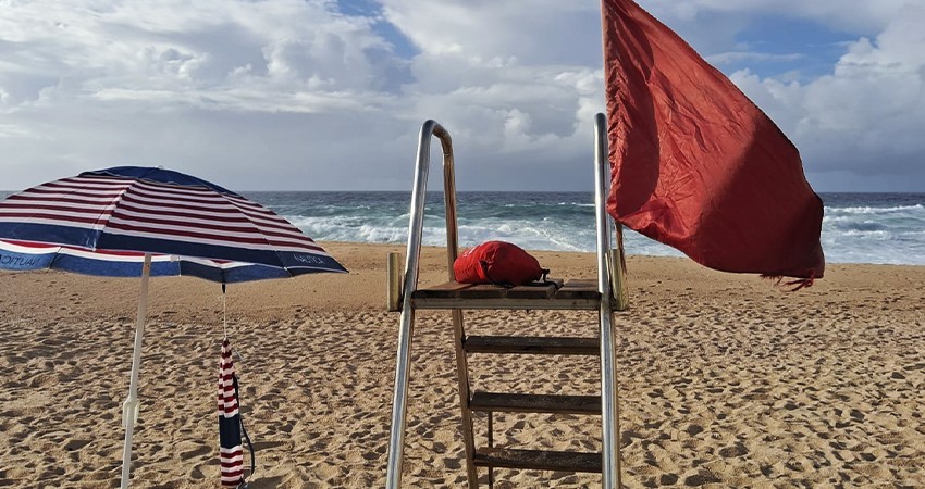 Piden a la población estar alertas al color de banderas en las playas de Los Cabos