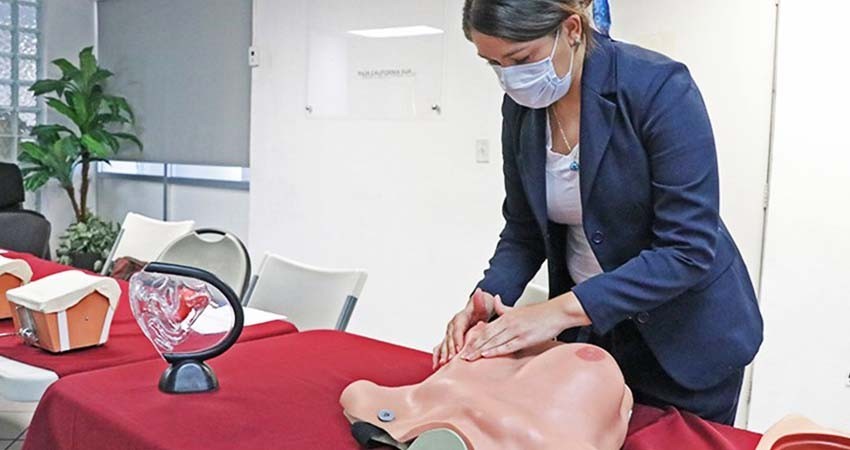 Capacita salud a personal en realización de pruebas para detectar cáncer de la mujer