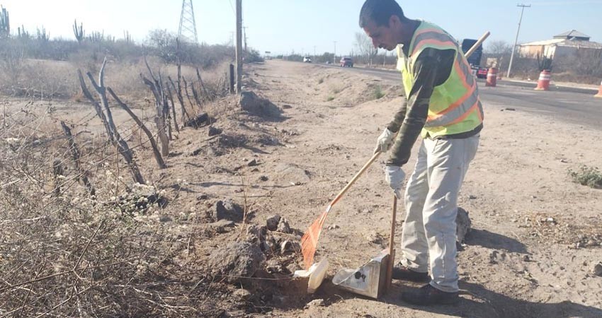 Inician trabajos de limpieza en accesos de la carretera al Sur de La Paz
