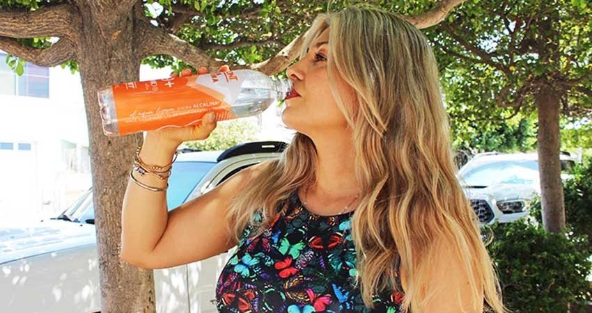 Reitera salud estatal el llamado a hidratarse continuamente ante altas temperaturas