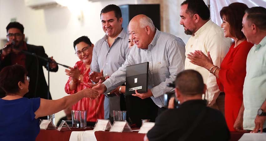 Reconoce gobierno del estado a trabajadores de apoyo y asistencia a la educación por años de servicio