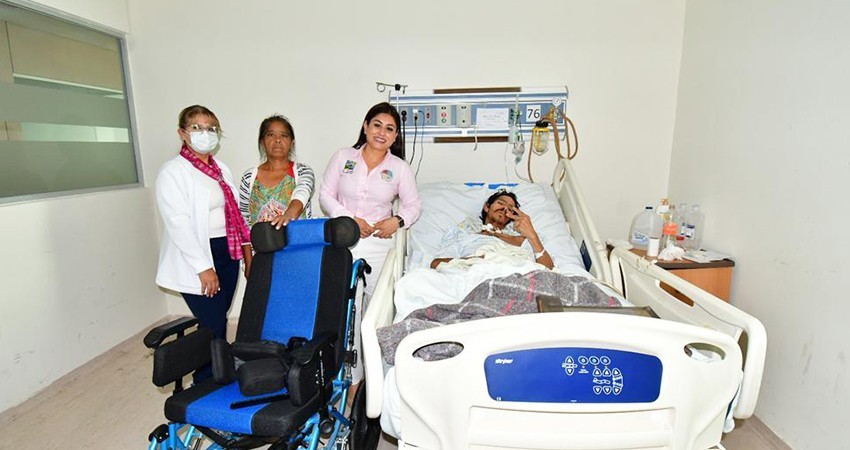 Entrega Ayto Los Cabos silla especial para joven que quedó parapléjico