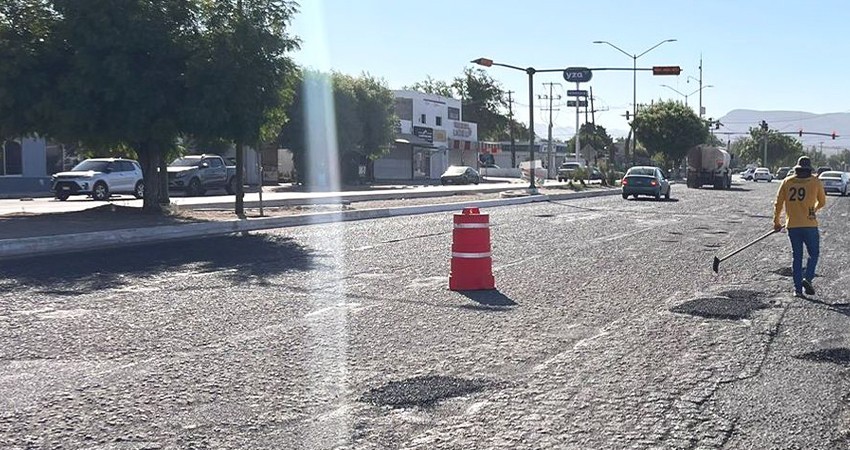 Realiza Servicios Públicos trabajos de bacheo en colonias y bulevares de la ciudad