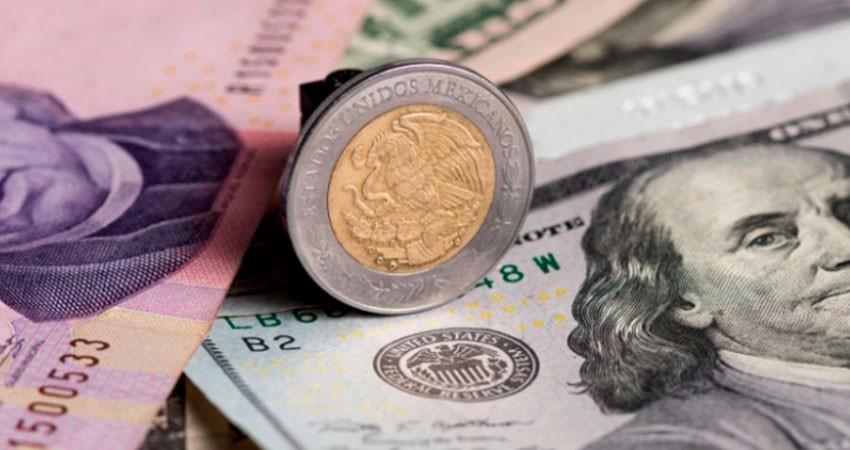 Peso mexicano retrocede tras tocar mejor nivel desde 2015