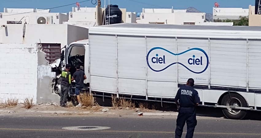 Un camión surtidor de agua se impacta contra una casa