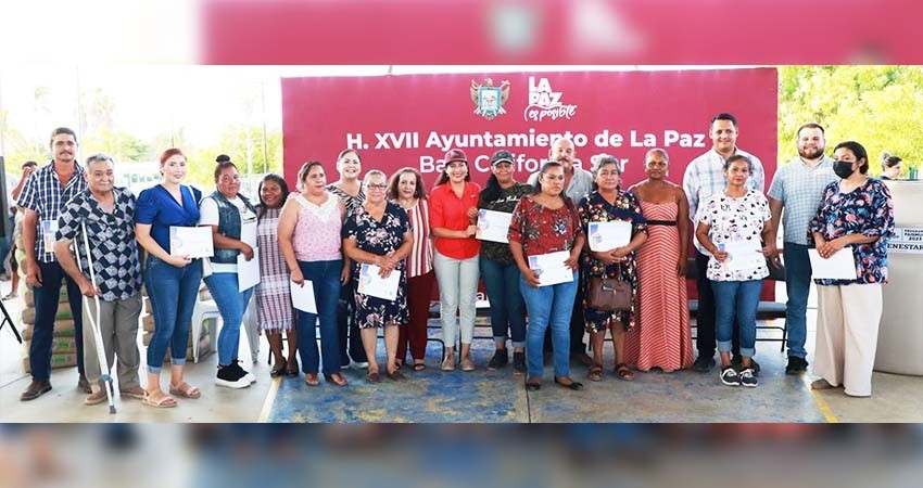 Anuncia Alcaldesa de La Paz la rehabilitación del campo de béisbol en Agua Amarga