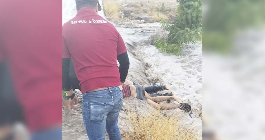 Arroyo tumba a ciclista que trató cruzarlo; fue rescatado a tiempo por ciudadanos