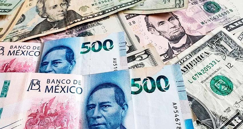 Peso gana y se queda al filo de los 17:00 por dólar