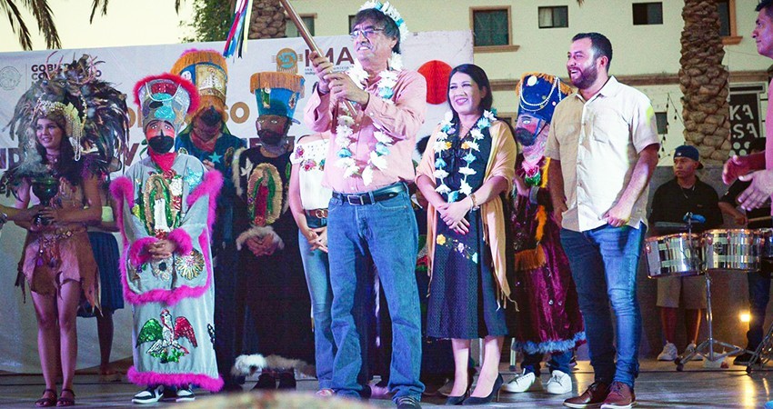 Entregan a Leggs Castro el bastón de mando de la comunidad indígena y afromexicana en BCS