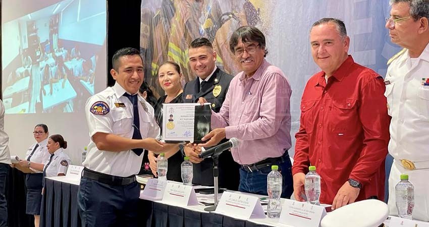 Entregan constancias a 11 cadetes graduados de la 4ta Generación del Departamento de Bomberos de SJC