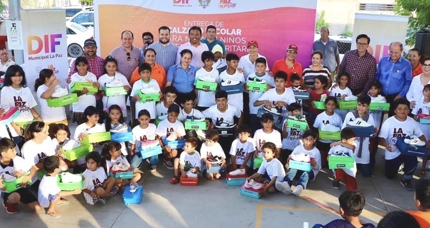 Entrega DIF La Paz zapatos escolares en El Cardonal