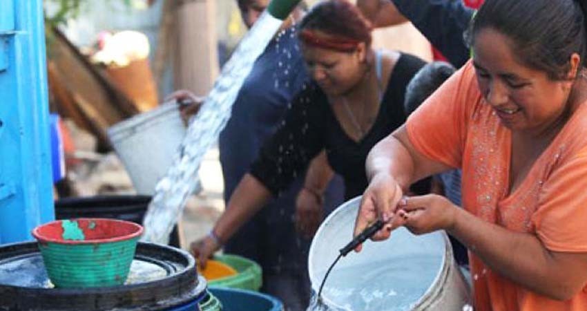 Hogares en México pagan 1,643 pesos anuales por agua potable, pero falla el suministro