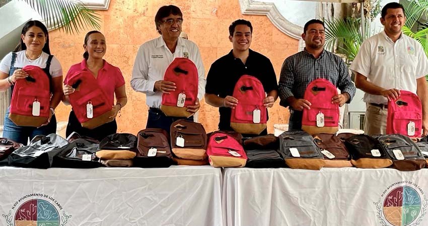 Recibe alcalde Leggs Castro donación de 200 mochilas por parte del sector empresarial