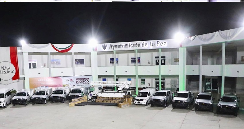 Entrega alcaldesa parque vehicular y equipo de cómputo a las direcciones municipales