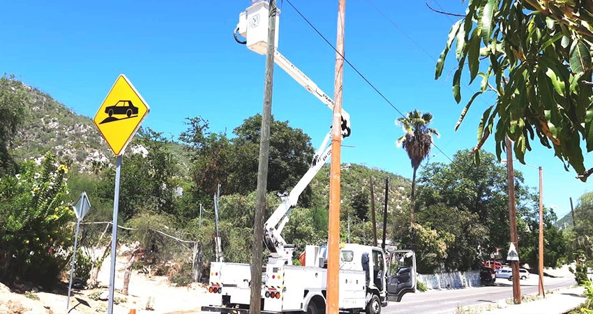 Rehabilita personal de Servicios Públicos luminarias en El Triunfo y San Bartolo