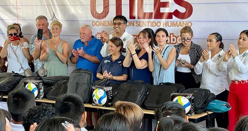 Encabeza Leggs Castro la entrega de mochilas con útiles escolares