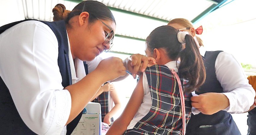 Inicia campaña de vacunación contra virus del papiloma humano en niñas de 11 a 13 años