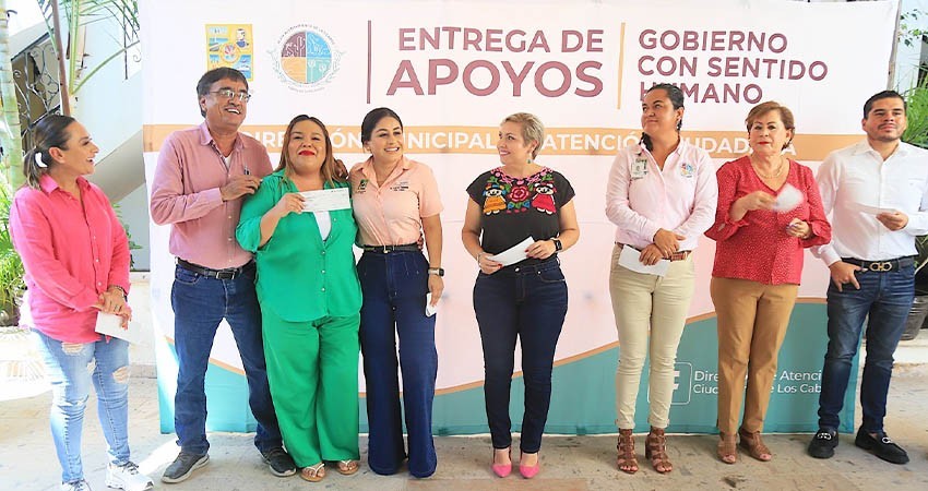 Entrega el alcalde Leggs Castro 20 apoyos en materia de salud a población de Los Cabos
