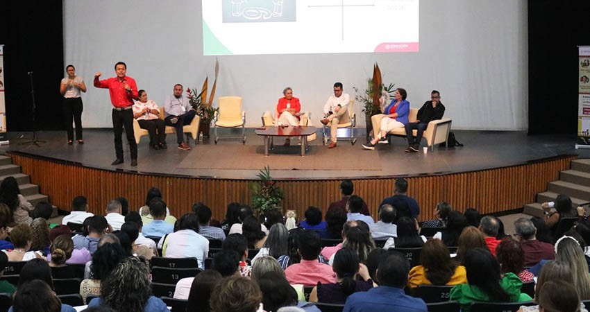 Analizan docentes nuevos libros de texto en el teatro de la ciudad de La Paz