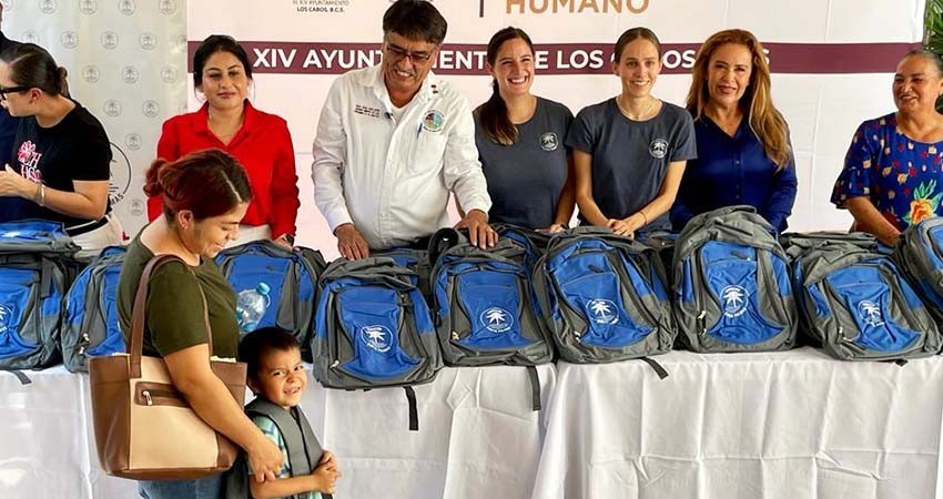 Continua la campaña “Unidos Somos Útiles”; se entregaron 350 mochilas con útiles para estudiantes de Miraflores, Santiago y La Ribera