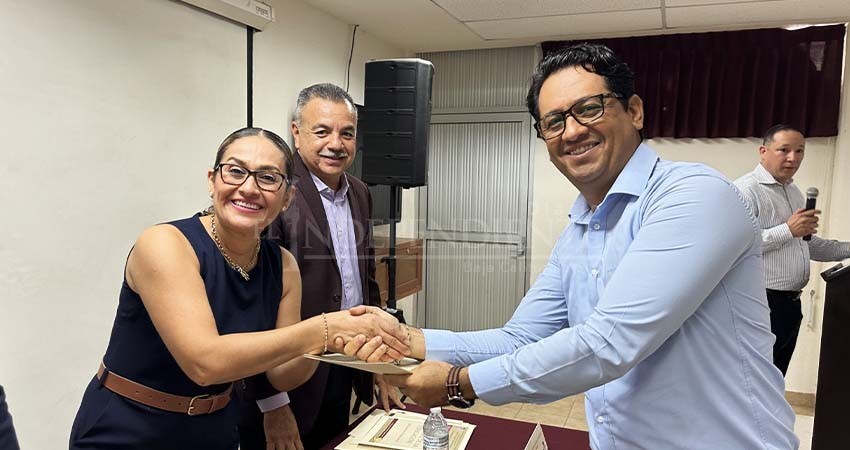 Entrega normal superior 26 títulos de maestría en Ciencias de la Educación