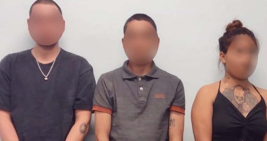 Son detenidas tres personas en posesión de un arma y envoltorios con sustancias ilícitas