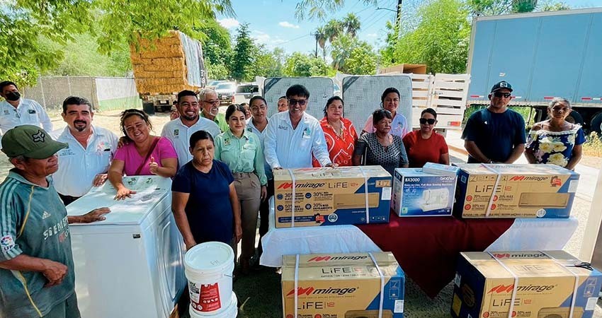 Entrega Leggs Castro apoyos sociales a familias de La Ribera