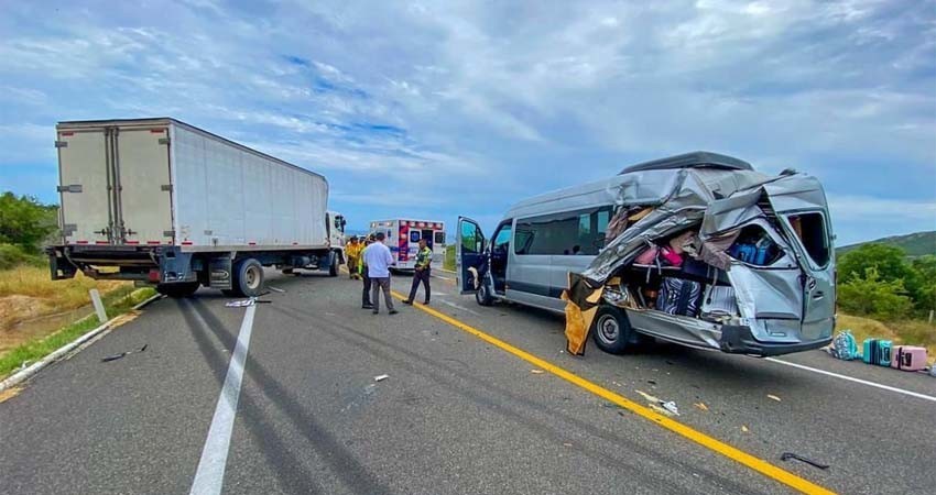 Dos lesionados tras choque de transportadora y camión de carga en Los Cabos