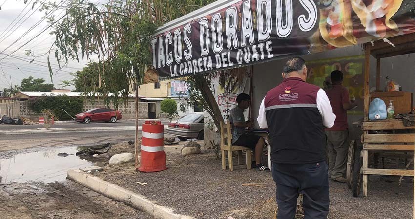 Suspenden venta de alimentos en vía pública de La Paz y Los Cabos en zonas con derrames de aguas negras
