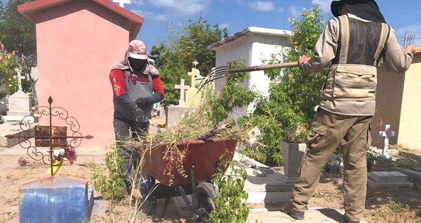 Continúa Servicios Públicos con trabajos de limpieza en el panteón de Los San Juanes