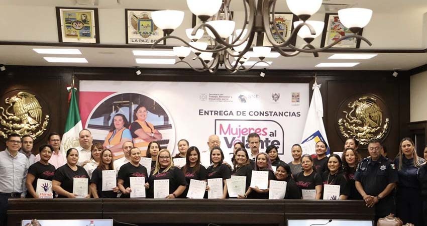 Apadrina gobernador Víctor Castro, primera generación de “Mujeres al Volante”