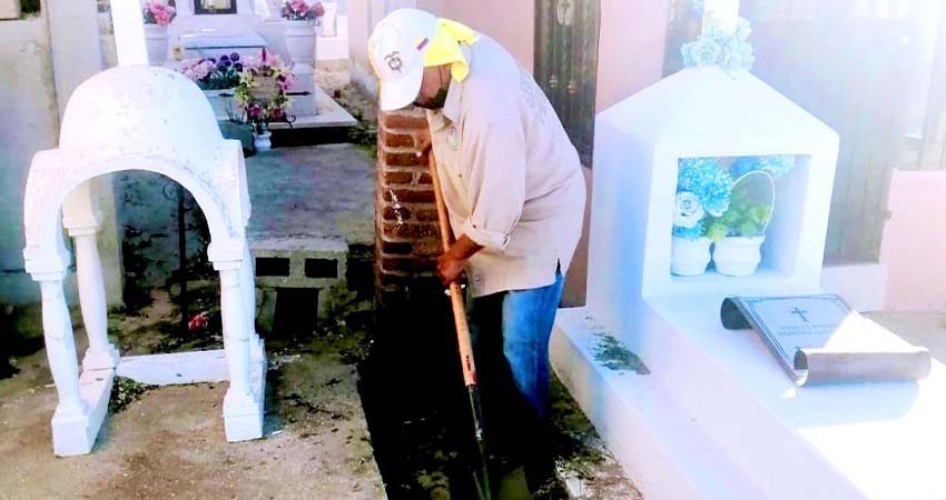 Realizan limpieza en panteones municipales para la celebración del Dia de Muertos