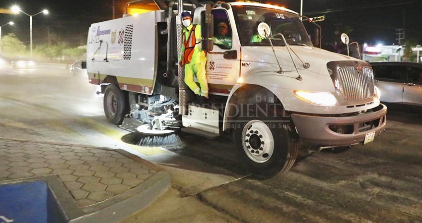 Continua la limpieza de calles de La Paz mediante las barredoras mecánicas