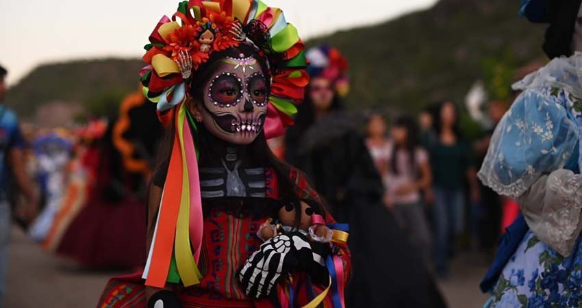 Premia alcaldesa a ganadores del concurso Paseo de Catrinas y Catrines
