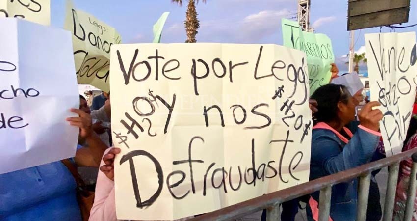 "Vote por Leggs y nos defraudó"; entre protestas el 2do Informe de Gobierno en Los Cabos
