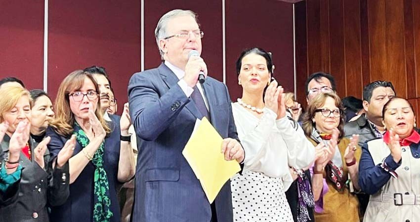 Marcelo Ebrard anuncia que se queda en Morena