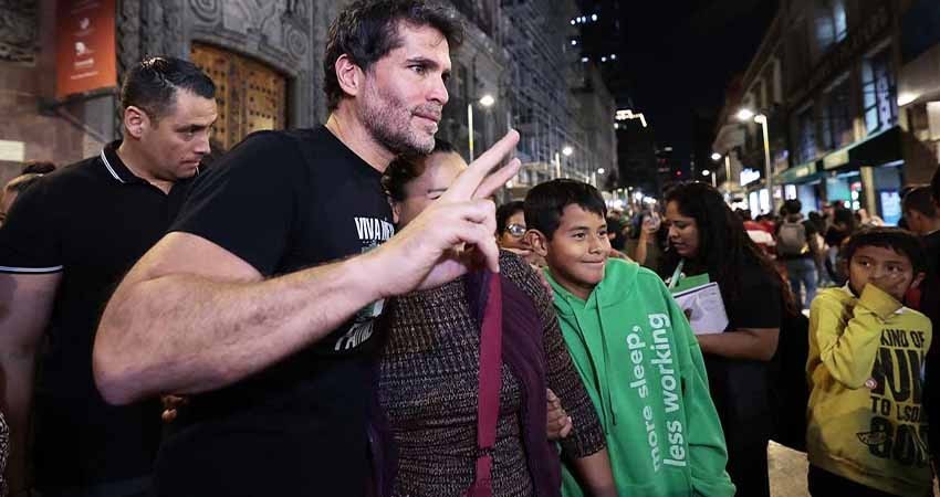 Verástegui busca firmas en el centro de CDMX para su candidatura independiente