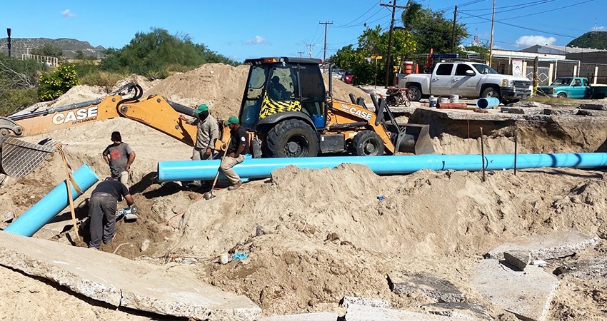 OOMSAPAS La Paz lleva a cabo reparaciones por fuga de tubería para suministrar agua en zona Centro