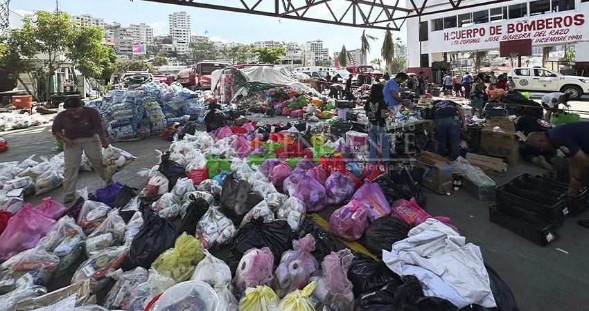 Bomberos Cabo San Lucas entregaron despensas y equipo de protección a comunidad acapulqueña