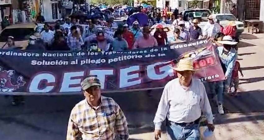 Maestros irrumpen en CRIT y frustran visita de AMLO