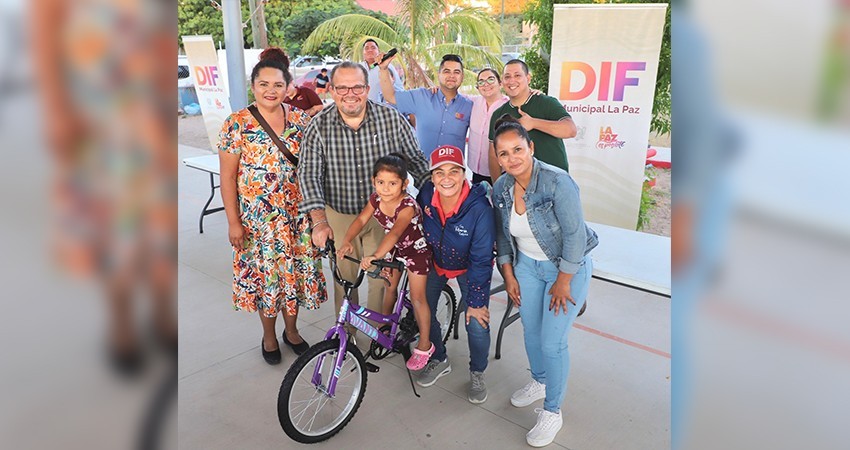 Entrega DIF La Paz juguetes y cobijas en Conquista Agraria