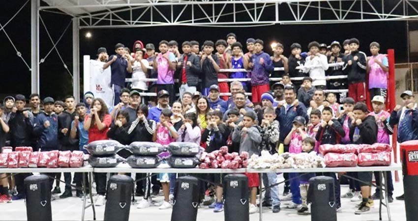 Entrega Milena Quiroga material deportivo a boxeadores y entrenadores