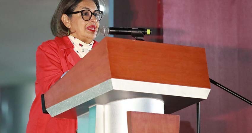 Clausuran gobernador y presidenta del SEDIF, cursos y talleres de ICATEBCS