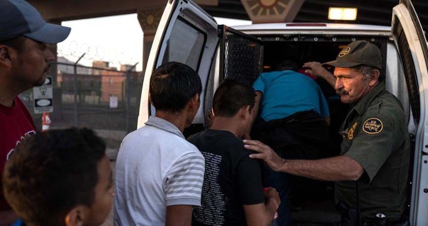 Gobernador texano firma ley que permite detener y expulsar migrantes a México