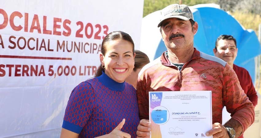 Entrega Ayuntamiento de La Paz apoyos sociales en San Juan de la Costa
