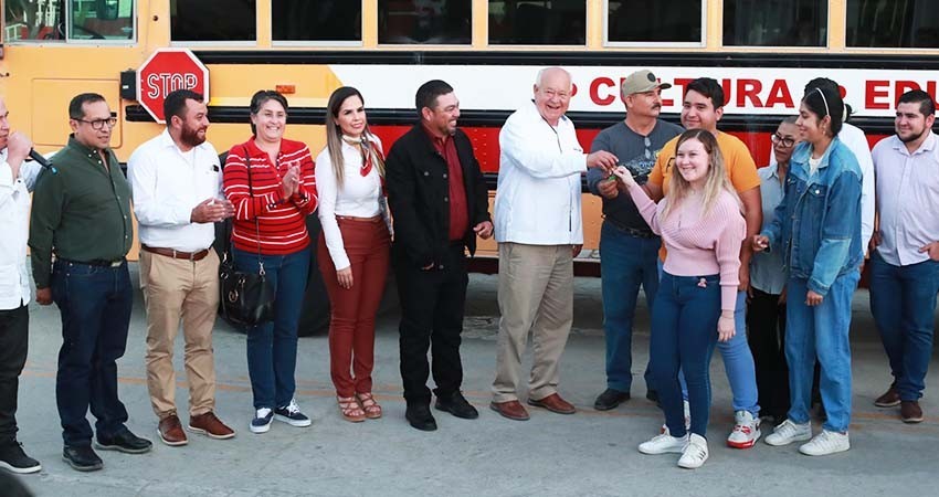 Entrega gobernador Castro Cosío camión para estudiantes de Miraflores