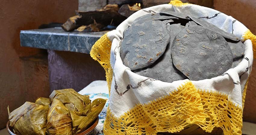 Mexicanos prefieren carnes rojas y ultraprocesados, por encima de frijol y maíz: expertos