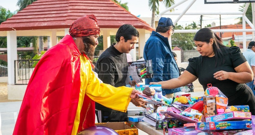 Dona Club Rotario más de 200 juguetes a niñas y niños de Los Cabos