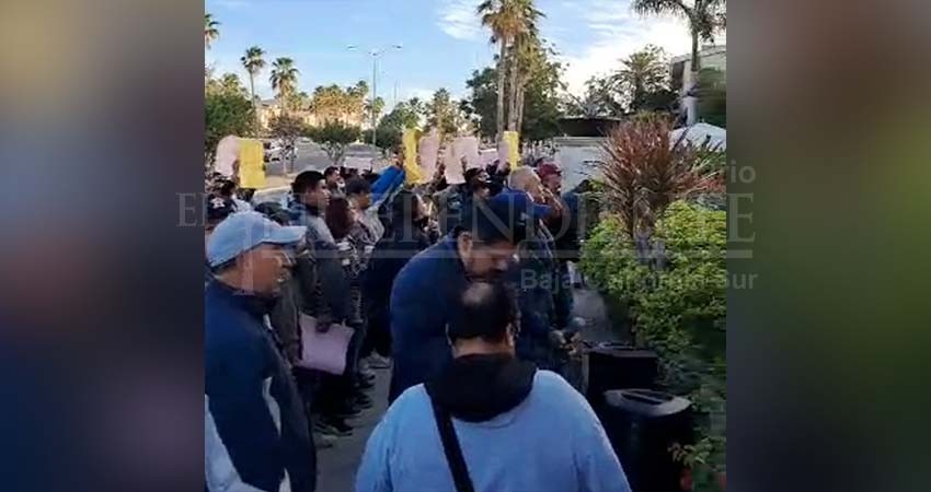 Se manifiestan trabajadores de Hyatt Ziva, por despidos injustificados