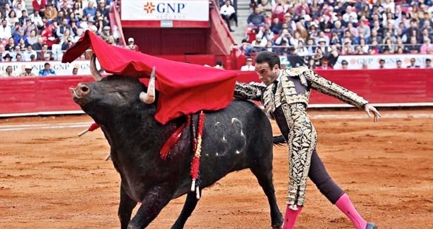 Bajo protesta y recinto lleno, volvió la fiesta brava a la Plaza México